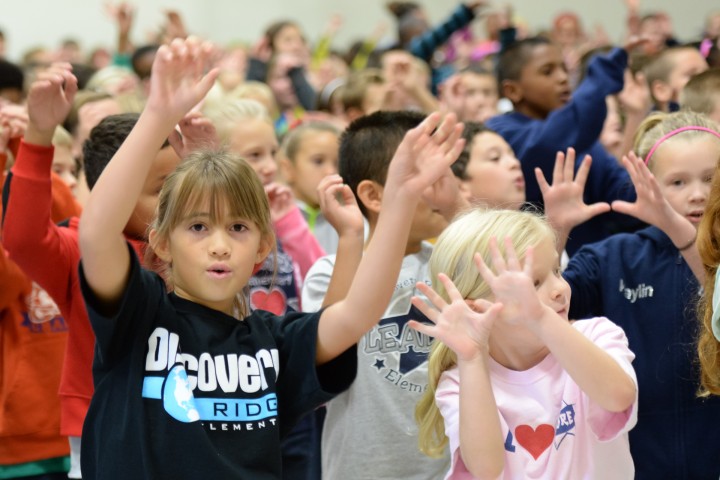 Jessica Karll Discovery Ridge students singing