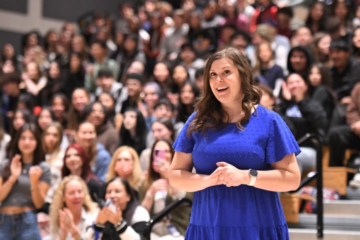 alhs danyel smith walking up