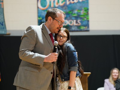 oes stephanie boshears josh barnett hug