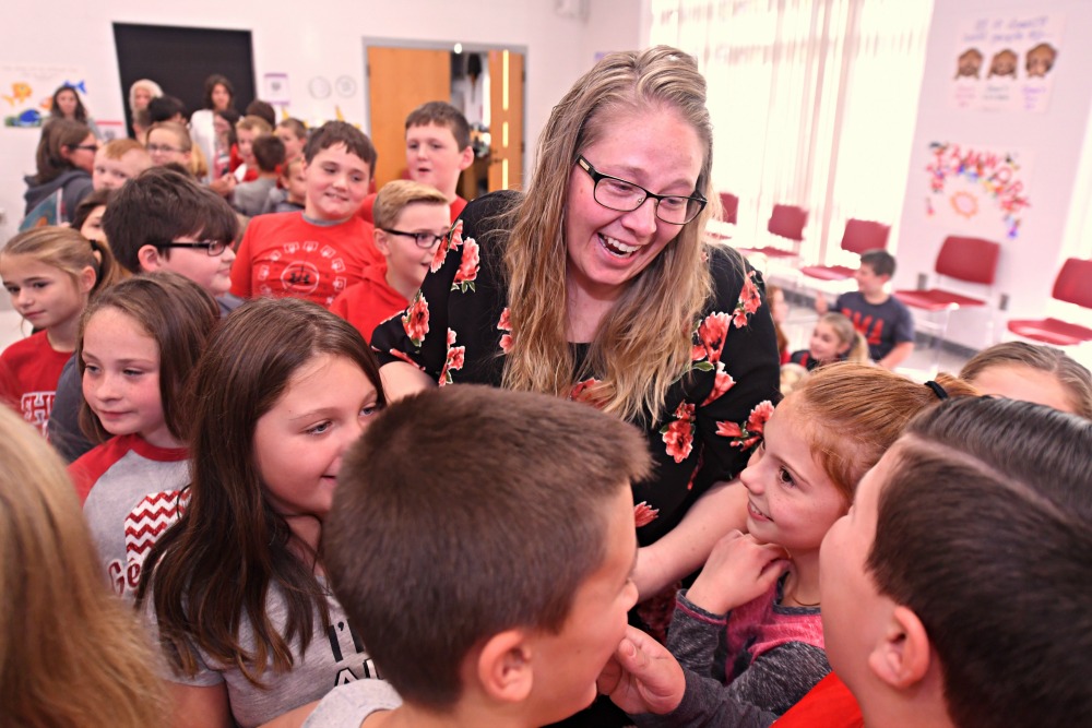 1000w 2018 Thornville Krista Trent students hug2