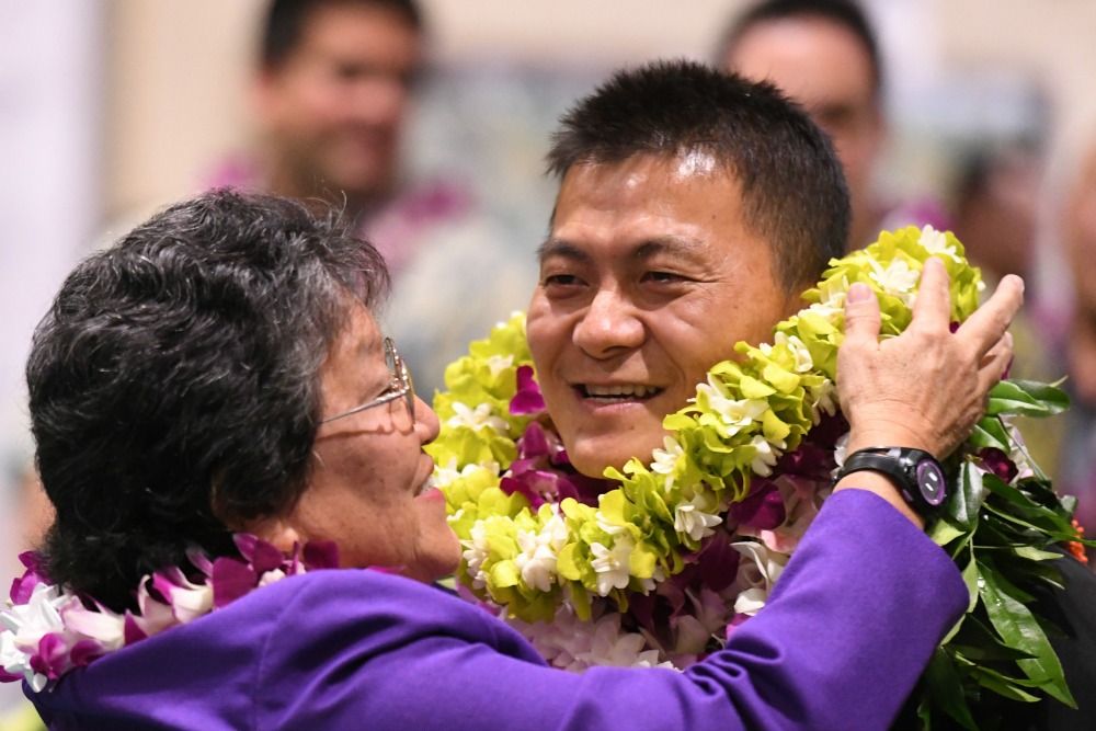 1000w Aiea 2017 Cheryl Shintani congratulates Ken Kang2