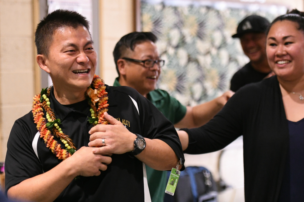 1000w Aiea 2017 colleagues congratulate Ken Kang2