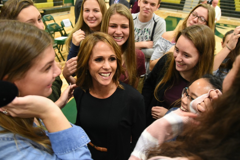 1000w Brick 2017 Maria DeBruin surrounded by students4