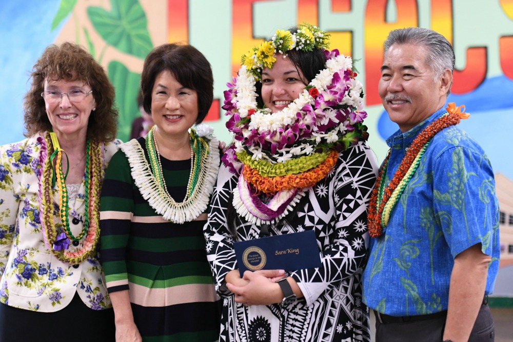 1000w Honolulu 2018 Sara King Governor Ige leis