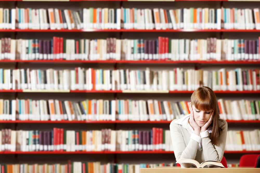 1000w Student in library